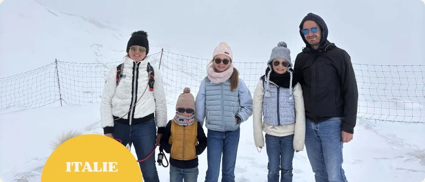 famille en haut du glacier du marmolada, dolomites, plein de neige et de brouillard