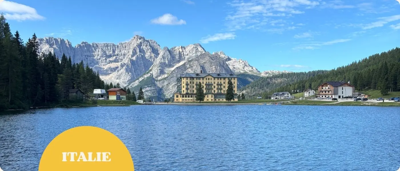 lago di misurina majestueux avec l'hotel et les montagnes en arrière plan