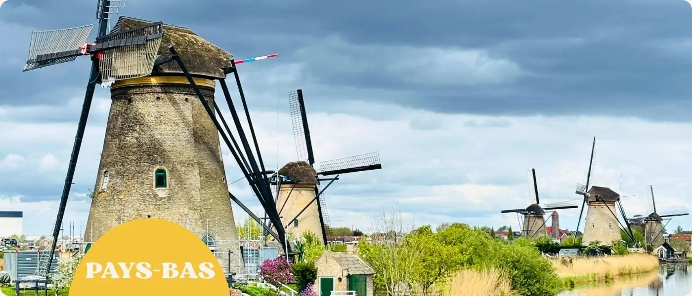 vue d'ensemble des moulins de kinderdijk, site classé au patrimoine mondial de l'UNESCO