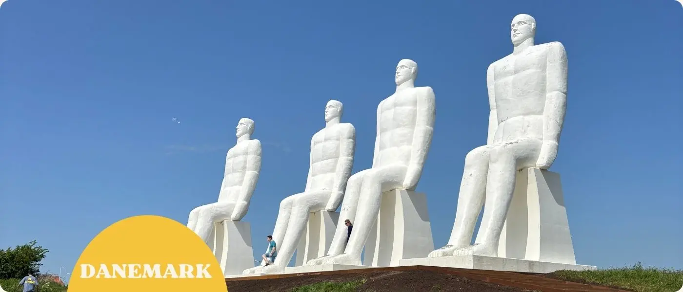 statues de l'homme face à la mer à Esbjerg