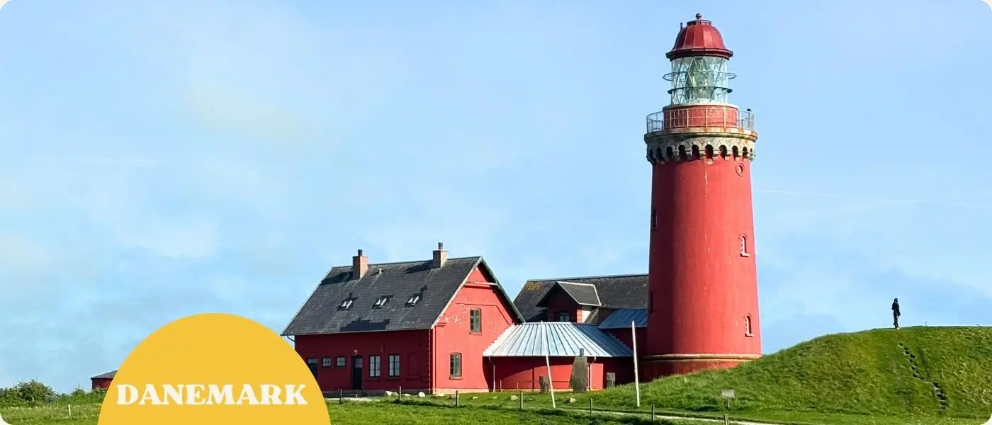 vue sur le phare de bovbjerg, de couleur rouge pour le distinguer des deux églises blanches aux alentours
