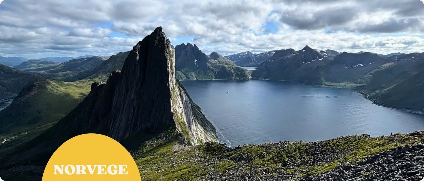 randonnée sur le mont hesten avec vue sur le mont segla en norvege